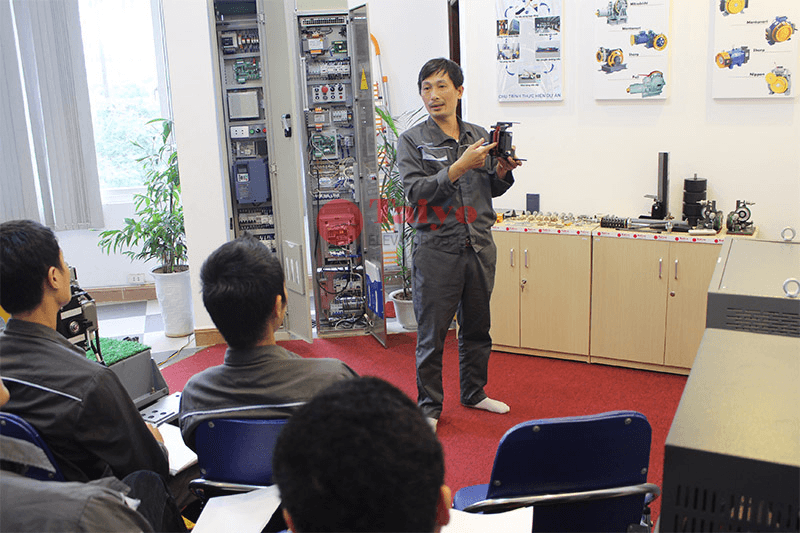 Kỹ thuật viên Taiyo Việt Nam tham gia đào tạo nâng cao về quy trình kiểm tra, bảo trì thang máy gia đình