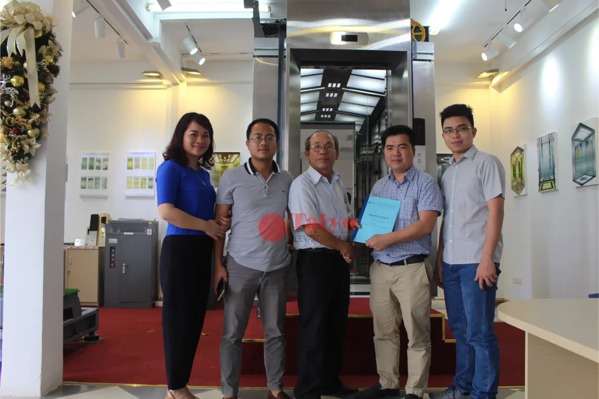Gia đình chị Hạnh ký hợp đồng lắp đặt thang máy