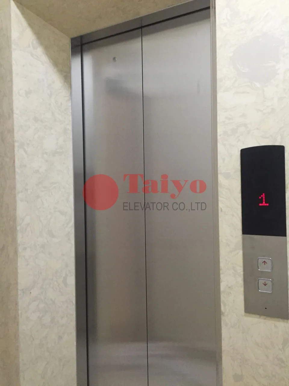 Cửa tầng và mặt gọi inox sọc nhuyễn tiêu chuẩn