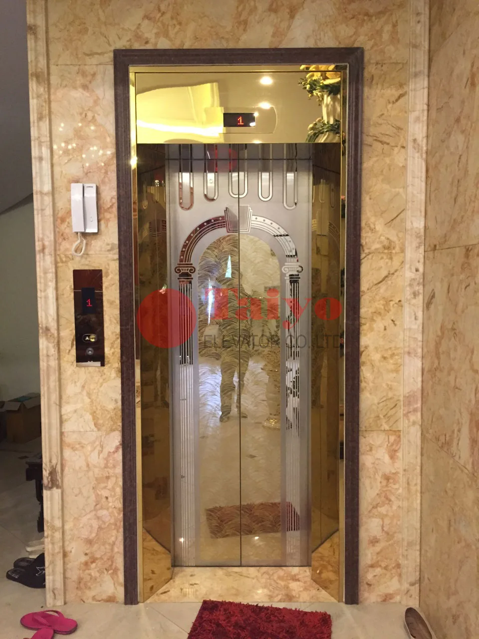 Cửa tầng trạm khắc hoa văn
