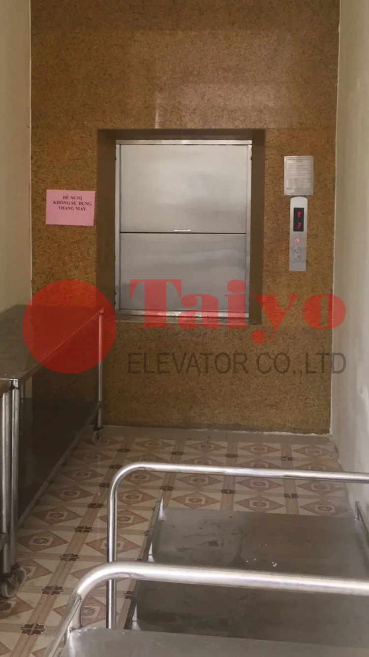 Thang tải thực phẩm bên ngoài