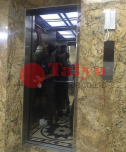 Vệ sinh thang máy trước khi bàn giao