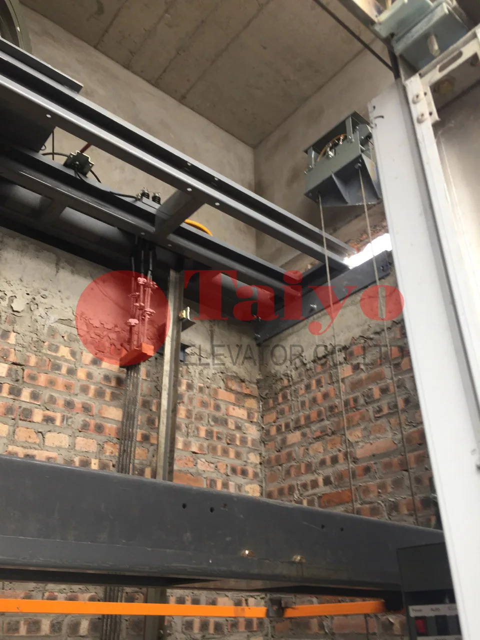 Bệ máy thang máy không phòng máy