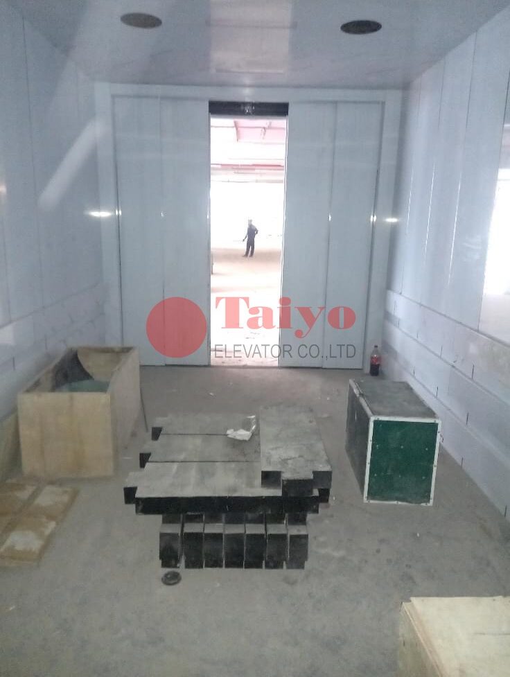 hiện trường thi công thang nâng hàng