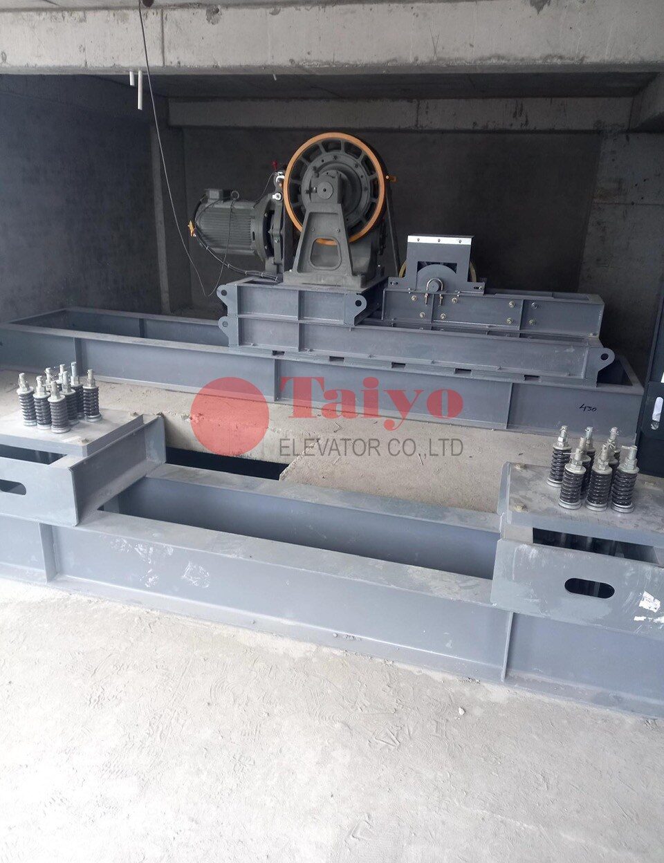 Hình ảnh thi công thang máy mini có phòng máy tại Tây Hồ