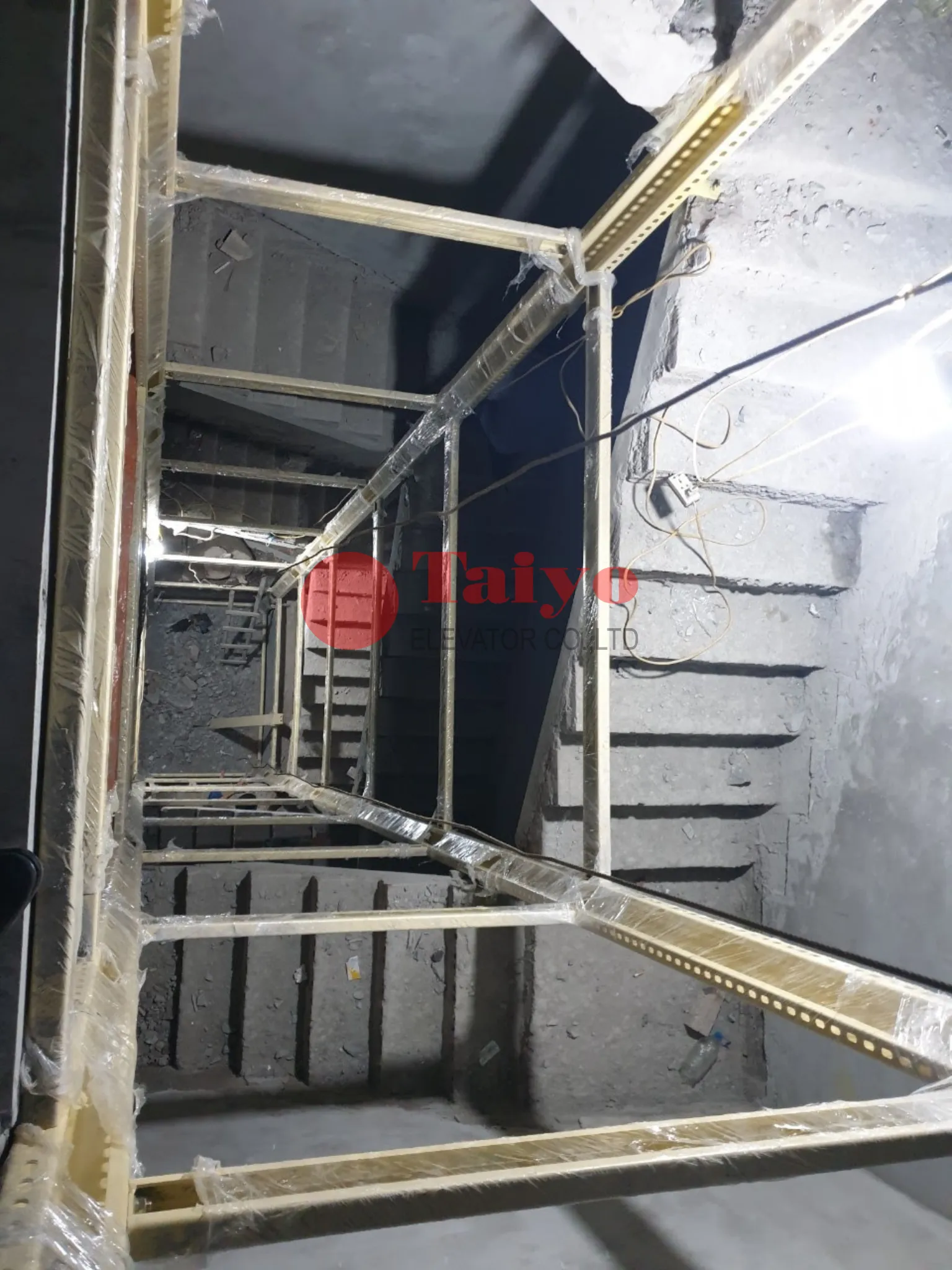Hiện trường thi công thang máy cải tạo nhà tại Hoàng Mai của Taiyo Việt Nam
