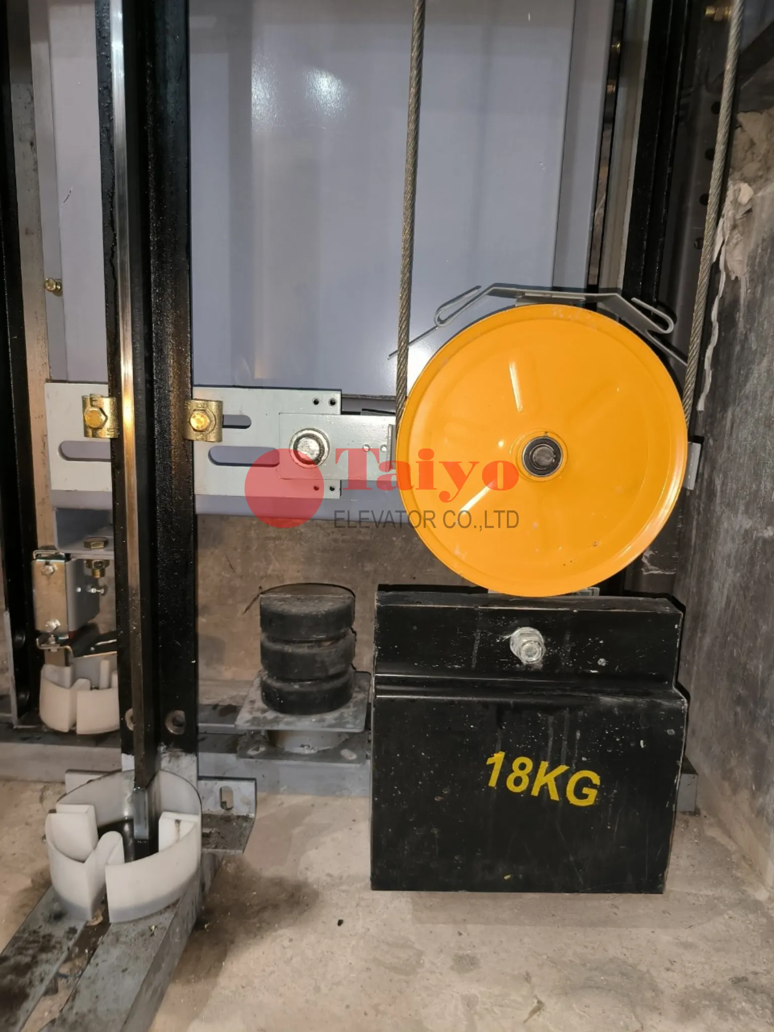 Nhân viên kỹ thuật Taiyo khảo sát động cơ Bảo dưỡng thang máy