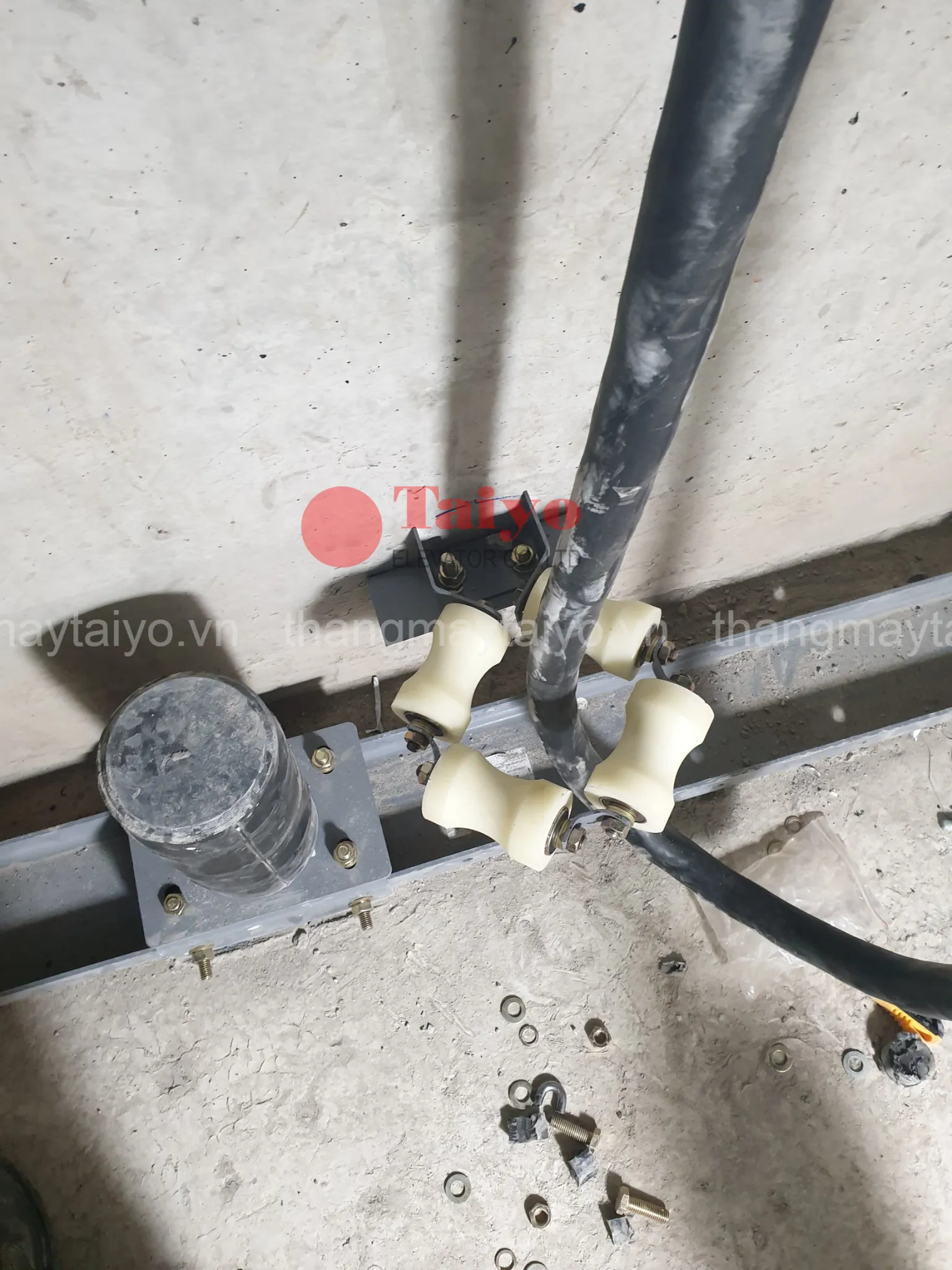 lắp đặt xích bù tải thang máy 
